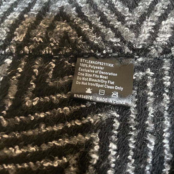 Women’s Black & White Chevron Ponch 100% Polyester Pullover – OS 🌟 - Picture 6 of 6